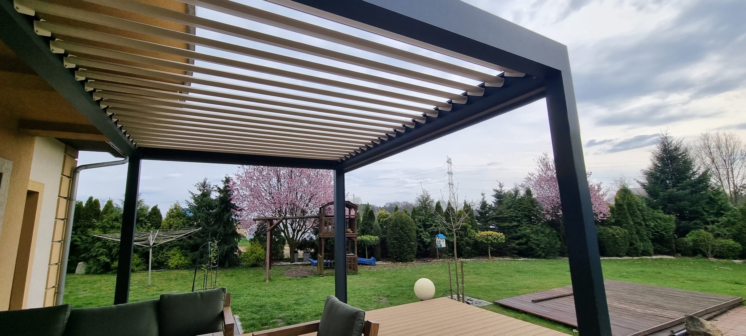Pergola mit Lamellendach Pergola mit Lamellendach